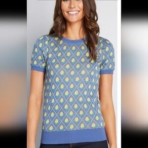 MODCLOTH Throwback Blooms Short Sleeve Sweater. Size small